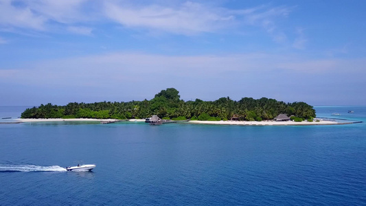 蓝色海洋和清洁沙地背景的美丽海岸线海滩生活方式的空中视频