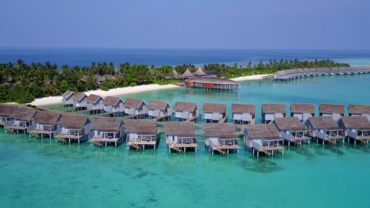 豪华海滨海滩旅行的空中无人驾驶飞机旅行由蓝环礁湖进行视频