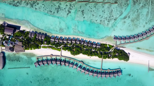 蓝水和白色沙沙底的宁静岛屿海滩之旅空中无人驾驶飞机视频