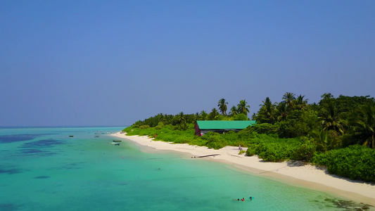 海滨海滩以蓝海和白沙底蓝海断裂的宁静海岸风景视频