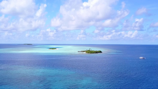利用蓝绿环礁和白沙土背景的蓝色绿色环礁进行外来海滨视频