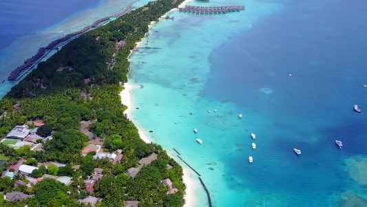 白沙背景浅海完美旅游海滩生活方式的鸟瞰纹理视频