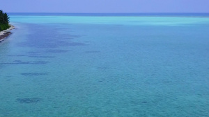 在干净的沙质背景的蓝色海洋中进行放松海岸海滩时间的12秒视频