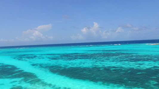 蓝海清沙背景下热带海湾海滩度假的空中无人机景观视频