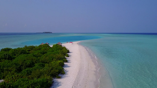 海洋海岸线海滩时间的无人机旅游由白色沙质背景的水蓝色视频