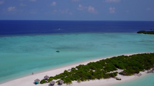 白沙背景蓝海热带海岸海滩度假的无人机空中性质视频