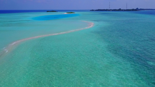 通过透明的有白色沙子背景的海洋观察宁静海岸线海滩时间视频