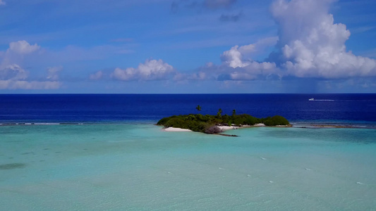 绿松石海和白色沙滩背景下宁静的旅游海滩度假的无人机视频