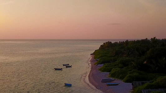 白沙背景蓝水海洋海岸海滩生活方式的无人机空中旅游视频