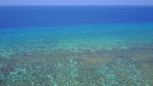 白沙背景蓝绿色海洋的宁静海岸线海滩生活方式空中无人机视频