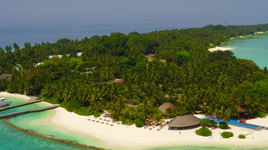 热带海湾海滩的空中无人机风景被蓝绿色海洋与白色沙质视频