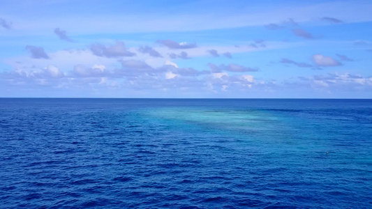 以清晰的海洋和白色沙滩背景观赏豪华旅游海滩之海景视频