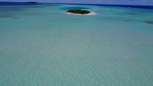 白沙背景清水下完美旅游海滩度假的无人机空中旅游视频