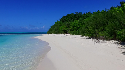 以蓝水和白沙为背景的奇特旅游海滩探险活动全景视频