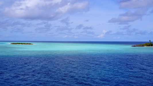 以明亮沙滩背景的清水看待宁静的旅游海滩生活方式的海景视频