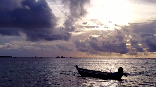 以白沙底蓝海为背景的蓝色海洋放松海湾海滩休息的空中视频