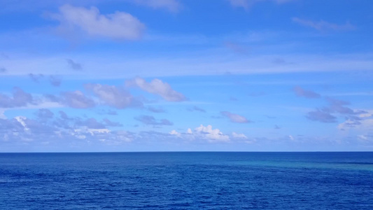 利用蓝海和白色沙滩背景对外来海岸海滩冒险进行空中考察视频