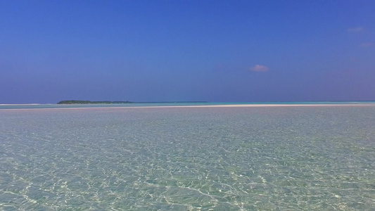 利用蓝海和白沙背景的蓝海放松海岸海滩时间的空中无人驾驶视频
