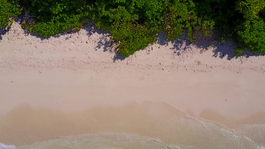 白沙底蓝水海滨海滩时间的无人驾驶空中飞行飞机性性质视频
