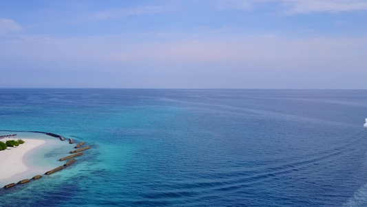 通过白沙底清水对海边海滩野生生物的空中无人驾驶无人驾驶视频