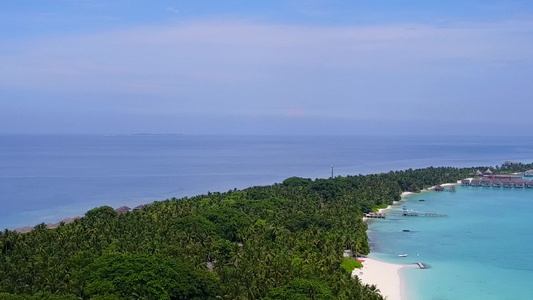 透明海洋和白色沙滩背景下放松海岸海滩度假的无人机空中视频