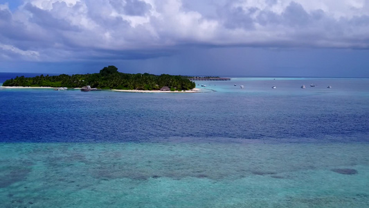 通过蓝海和白沙底蓝海的完美海岸线野生生物的空中无人驾驶视频