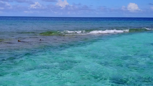 浅海和亮沙背景下热带海岸海滩旅行的无人机天空9秒视频