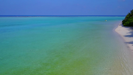 以透明的有白色沙子背景的环礁湖巡航观测完美岛屿海滩视频