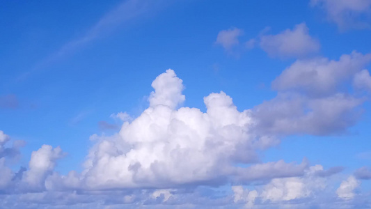 以白色沙滩背景的蓝海为生的海滩生活方式其性质包括视频