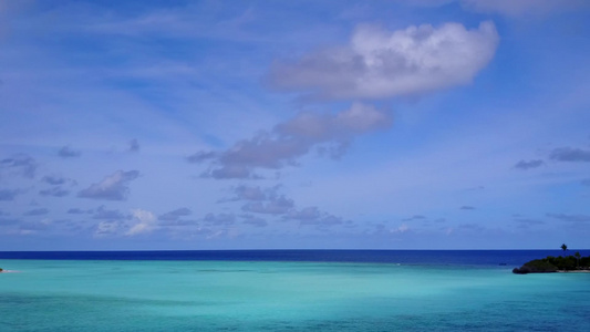 以白色沙滩背景的蓝海出海旅行的热带环礁湖海滩视频
