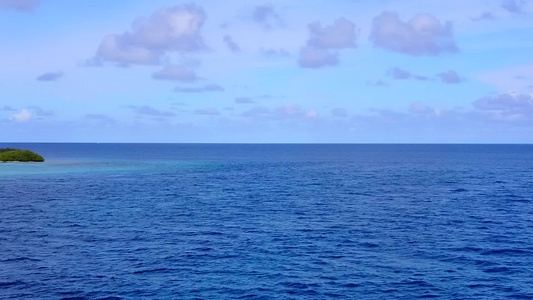 空中观视海蓝海和白沙背景的热带环礁湖海滩风景视频