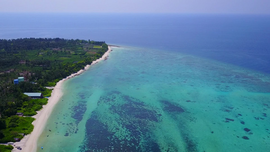 豪华度假度假度假胜地海滩经浅海和白沙底浅海旅行的无人驾驶视频