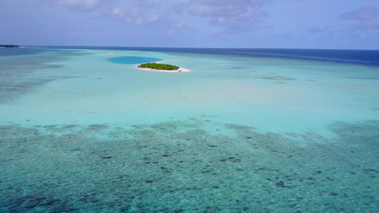 通过清海和白色沙滩背景的放松环礁湖海滩休息空中旅行视频
