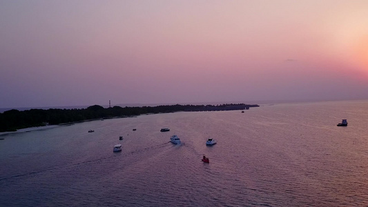 透明海洋和白沙背景下放松海岸线海滩野生动物的空中无人机视频