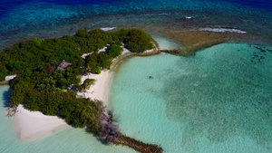 白沙背景透明海热带岛屿海滩生活方式的空中无人机性质10秒视频