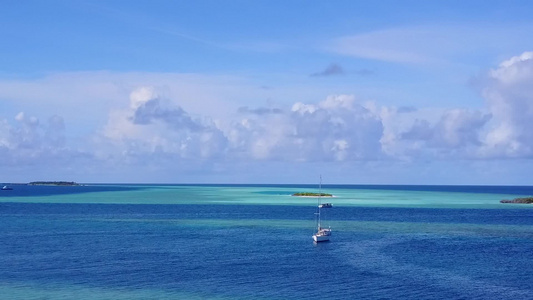 海洋海岸海滩度假的无人机空中海景由清澈的海洋和白色视频