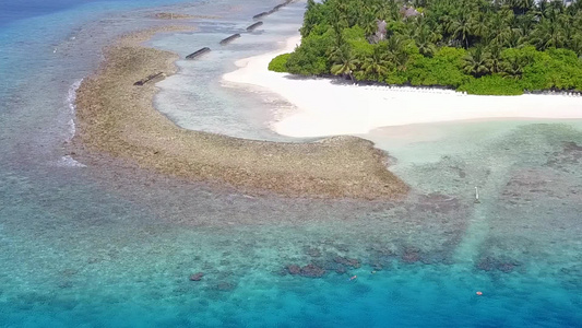 白沙背景蓝水豪华旅游海滩之旅的无人机天空视频