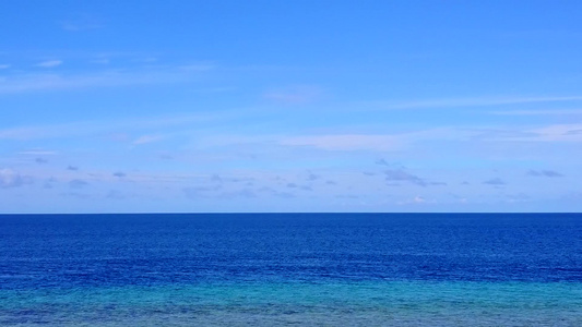 以蓝海和白沙背景的蓝海为海洋海湾海滩探险进行空中无人驾驶视频