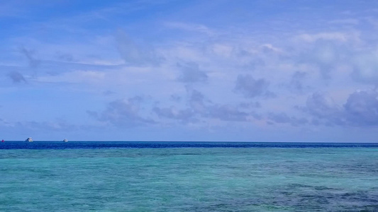 蓝水和白沙背景的美丽海湾海滩冒险之旅的无人驾驶无人驾驶视频