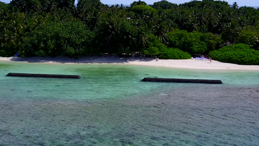 以白色沙滩背景的蓝海为例静息岛屿海滩假日的空中无人驾驶视频