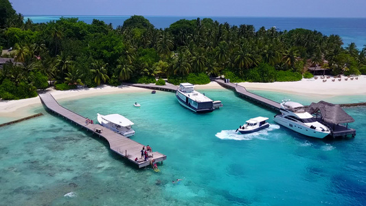 以蓝海和清洁沙地背景进行海滩航程的宁静海洋观视飞行视频