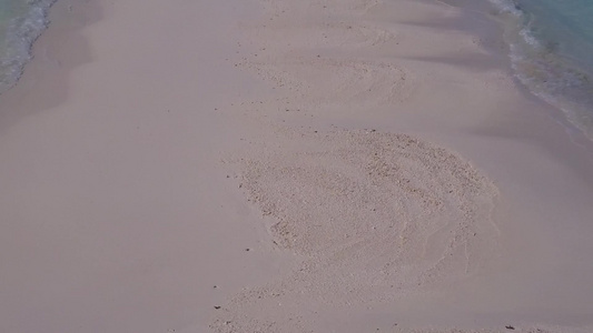 观看天堂岛海滩破碎的天空通过透明的海洋和白色沙滩背景视频