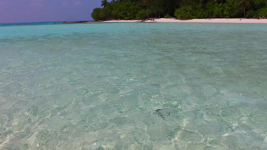 以蓝环礁湖和清洁沙地背景进行海洋旅游海滩旅行的空中视频