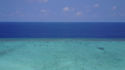 以白沙底浅环礁湖观测美丽的海滨海滩时间的海洋景色以及视频