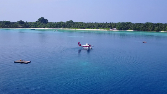 豪华海岸海滩的空中无人驾驶飞机风景由白沙背景的蓝色视频