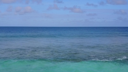 蓝海白沙背景的天堂海滨海滩时间空中无人机风景视频