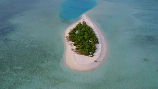 以蓝海和白沙背景的蓝海为宁静岛屿海滩度假的无人空中视频