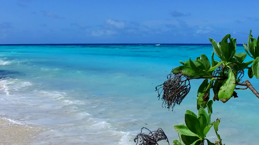 以蓝环礁湖和白色沙滩背景进行热带海湾海滩冒险的热带视频