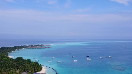 水蓝海白沙背景下美丽海景海滩度假的空中旅游视频