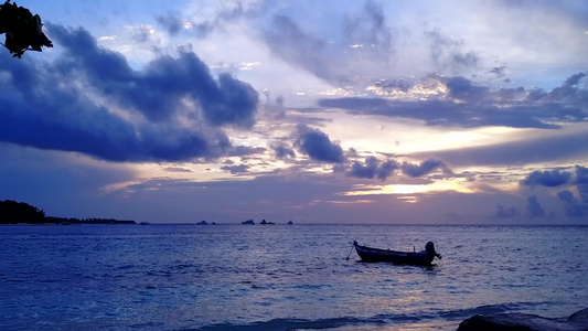 以蓝绿色海洋和白沙背景打破热带海岸海滩的空中无人驾驶视频